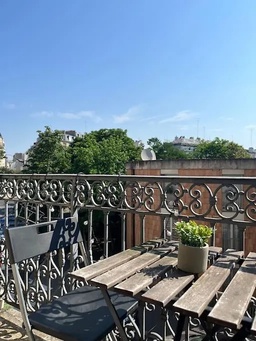 Beautiful Apartment With Balcony Paryż